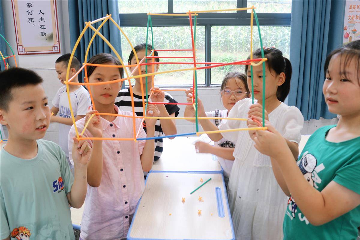 学生在文体实践课上制作房屋模型.JPG