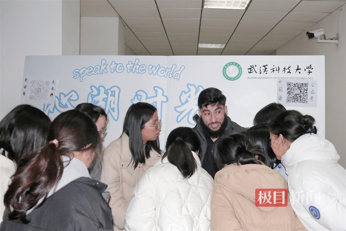留学生季东阳和同学们交谈-卓凌晞摄.jpg